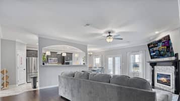 Tv, eldstad, tv-spel och kontor