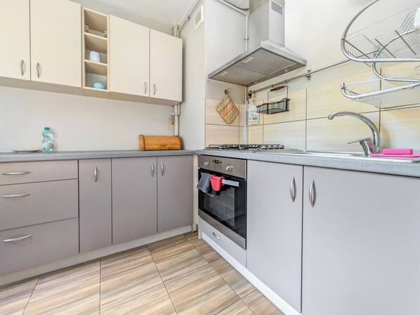 Fridge, oven, stovetop