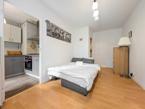 Tabla de planchar con plancha, wifi y ropa de cama 