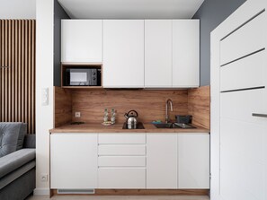 Réfrigérateur, micro-ondes, plaque de cuisson