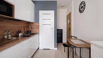 Refrigerador, microondas, placa de cocina