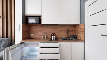 Refrigerador, microondas, placa de cocina