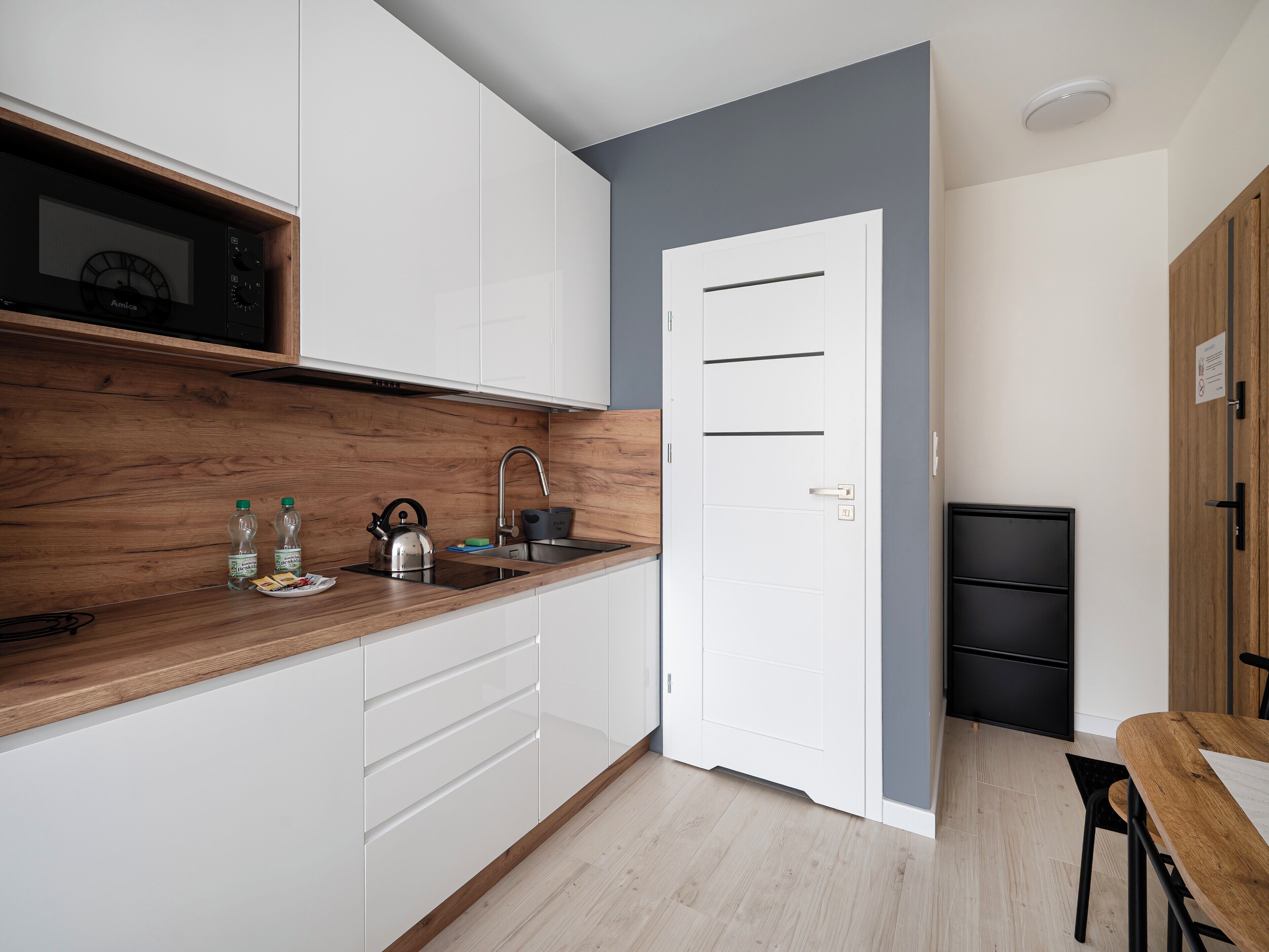 Een koelkast, een magnetron, een kookplaat