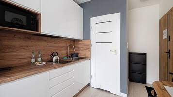 Refrigerador, microondas y parrilla de estufa