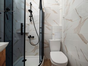 Douche, sèche-cheveux, serviettes fournies
