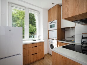 Een koelkast, een oven, een kookplaat, een vaatwasser