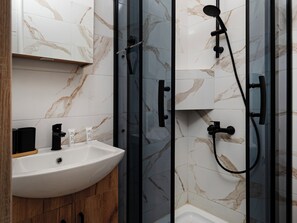 Shower, hair dryer, towels - Zielna Comfort Studio (Łódź)