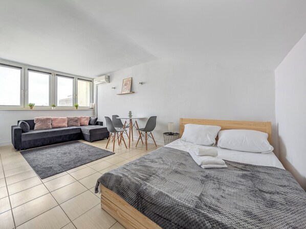 Iron/ironing board, WiFi, bed sheets