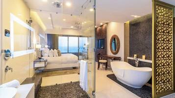 Habitación triple familiar, balcón, vista al océano | Baño | Tina y regadera independientes y amenidades de baño gratuitas