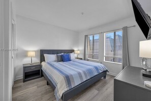 2 bedrooms, iron/ironing board, free WiFi, bed sheets - Luxe Coastal Beach Villa - King Bed (Hilton Head Island)