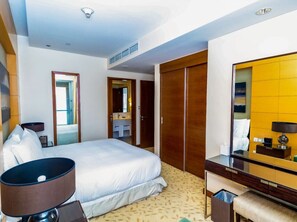 1 bedroom, desk, WiFi