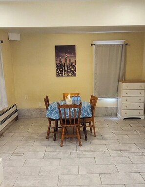 Dining - Home in Niagara falls.3 bed,3 bedrooms.close by Clifton Hill,Casino, the falls.  (Niagara Falls)