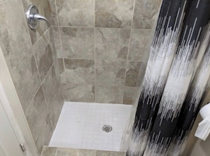 SĂšche-cheveux, serviettes fournies, savon, papier toilette