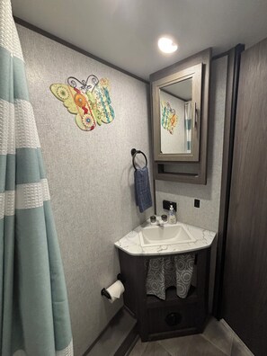 Secador de cabelo, toalhas de banho, sabonete, papel higiênico