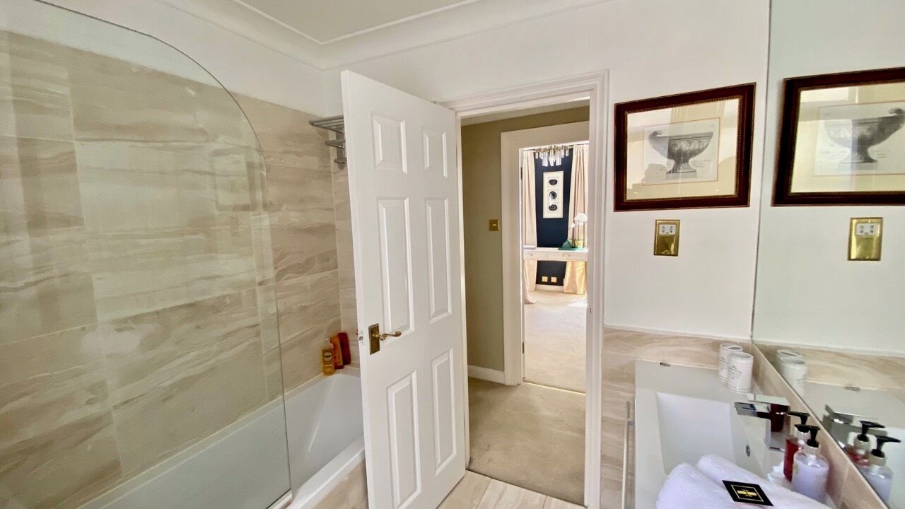 مجففات شعر، مناشف، صابون، ورق حمّام