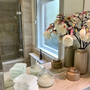 Dusche, Haartrockner, Handtücher, Shampoo