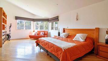 4 dormitoris, escriptori i planxa i posts de planxar