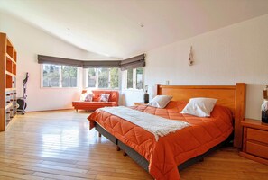 4 habitaciones, escritorio y tabla de planchar con plancha