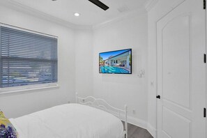 6 Schlafzimmer, Schreibtisch, Bügeleisen/Bügelbrett, Reisekinderbett