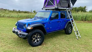 A blue Jeep Rubicon with a purple tent on top. - Camper Special Jeep Wrangler Rubicon 2021 (Anahola)