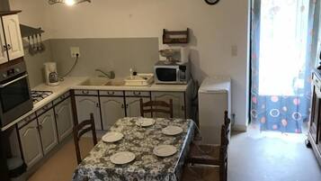 Een koelkast, een microgolfoven, een oven, een kookplaat