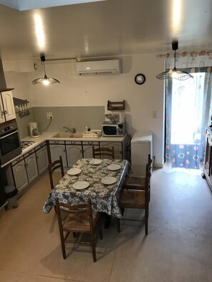 ثلاجة، ميكروويف، فرن، موقد طهي مسطح