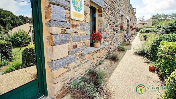 A stone building with a sign indicating it is a 'Gîtes de France' accommodation. - GITE BROCELIANDE - CARENTOIR (CARENTOIR)
