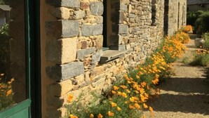 A stone building with a sign indicating a restaurant. - GITE BROCELIANDE - CARENTOIR (CARENTOIR)