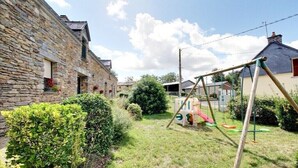 Children's area - GITE BROCELIANDE - CARENTOIR (CARENTOIR)