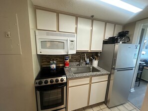 Mikrowelle, Herdplatte, Wasserkocher mit Kaffee-/Teezubehör, Esstisch