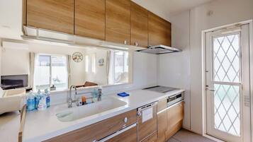 Refrigerador, microondas, parrilla de estufa y periquera