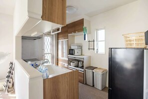 ثلاجة، ميكروويف، موقد طهي مسطح، كرسي للأطفال