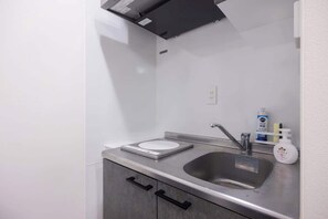 Kühlschrank, Mikrowelle, Kochgeschirr/Geschirr/Besteck
