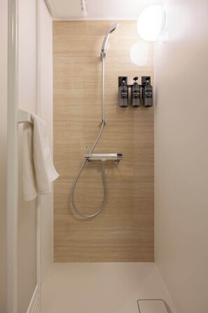 Douche, séchoir à cheveux, shampooing