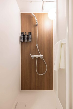 Douche, sèche-cheveux, shampoing