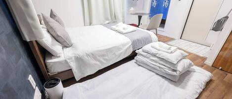 1 dormitorio, tabla de planchar con plancha, wifi y ropa de cama