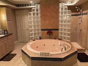 Dusche, Whirlpool, Handtücher, Seife