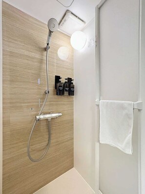 Een douche, een haardroger, zeep, shampoo