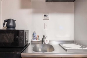 Refrigerador, microondas, tetera eléctrica y utensilios de cocina 