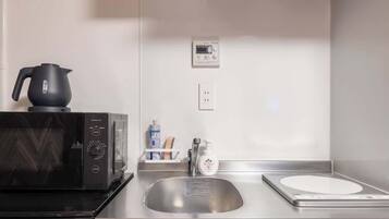 Kjøleskap, mikrobølgeovn og kjøkkenutstyr