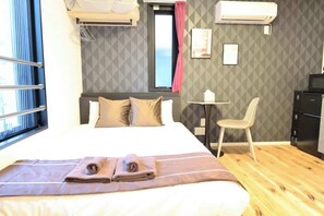 1 habitación, tabla de planchar con plancha, wifi y ropa de cama 