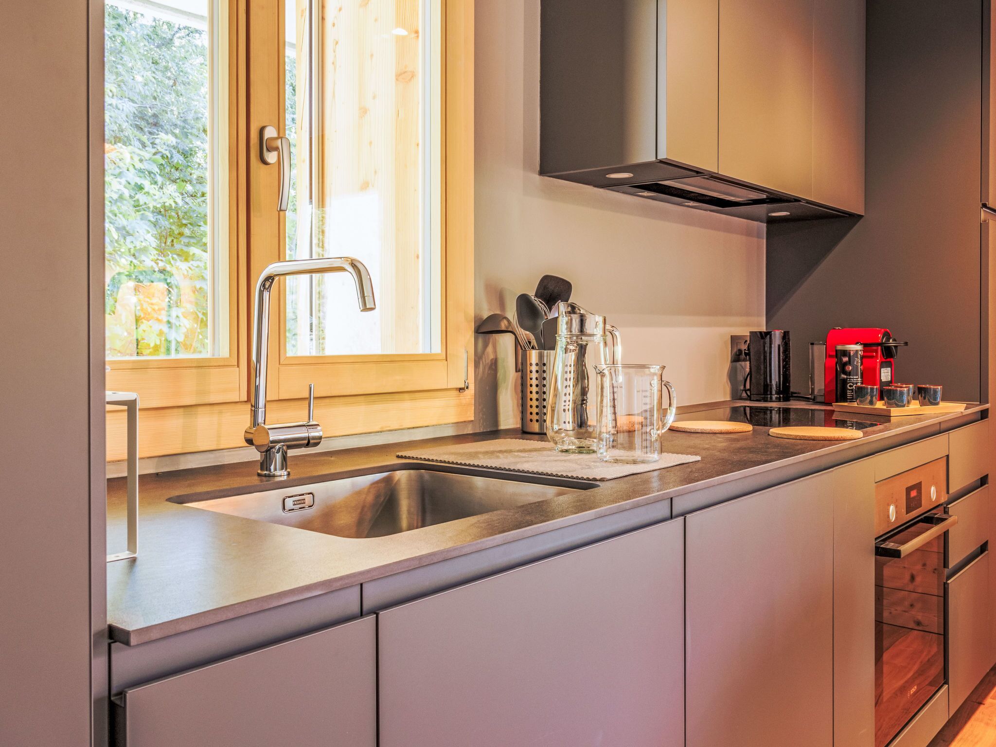 Frigorífico, horno, lavavajillas y utensilios de cocina