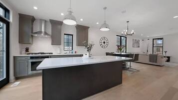 Full-sized fridge, microwave, oven, stovetop