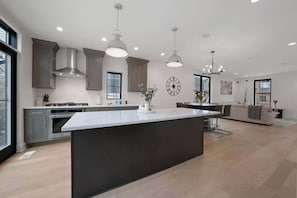 Maison Luxe, non-fumeurs, climatisation | Cuisine privée | Grand réfrigérateur, micro-ondes, four, plaque de cuisson