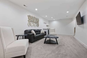Luxury House, Non Smoking, Haiwan Kesayangan Dibenarkan | Ruang tamu | 32 inci sebuah televisyen pintar dengan digital, Netflix, Hulu