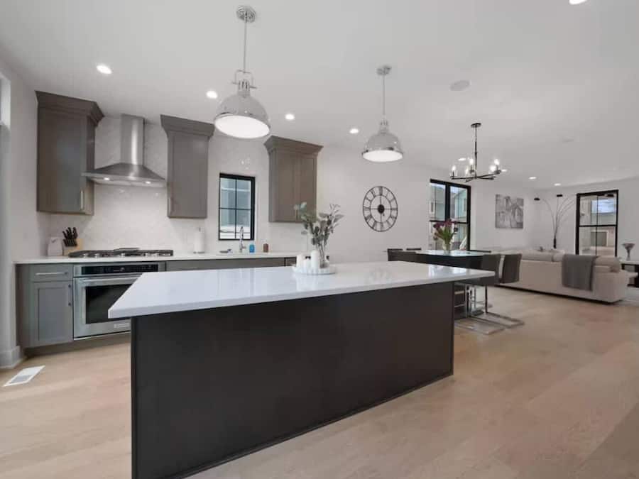 Full-size fridge, microwave, oven, stovetop