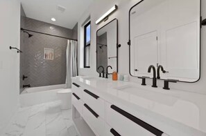 Rainfall showerhead, eco-friendly toiletries, hair dryer, towels - Jungle House Premier Residences – Downtown Columbus & Short North (Columbus)