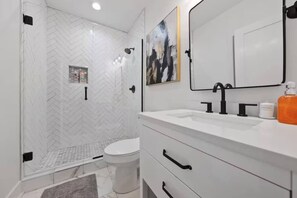 Rainfall showerhead, eco-friendly toiletries, hair dryer, towels - Jungle House Premier Residences – Downtown Columbus & Short North (Columbus)