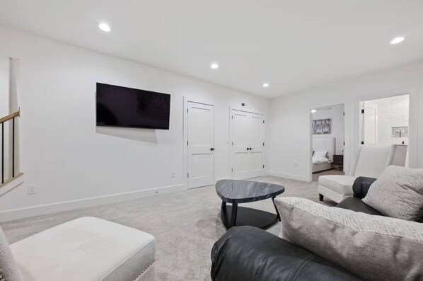 55-inch Smart TV with digital channels, Netflix, Hulu - Jungle House Premier Residences – Downtown Columbus & Short North (Columbus)