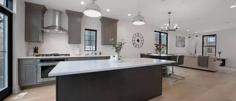 Full-size fridge, microwave, oven, stovetop